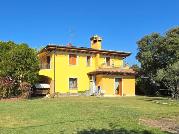 large villa in Bussolengo, in southern Gardalake