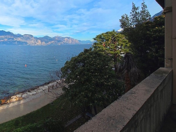 Villa Liberty da ristrutturare, direttamente sul lago a Castelletto di Brenzone