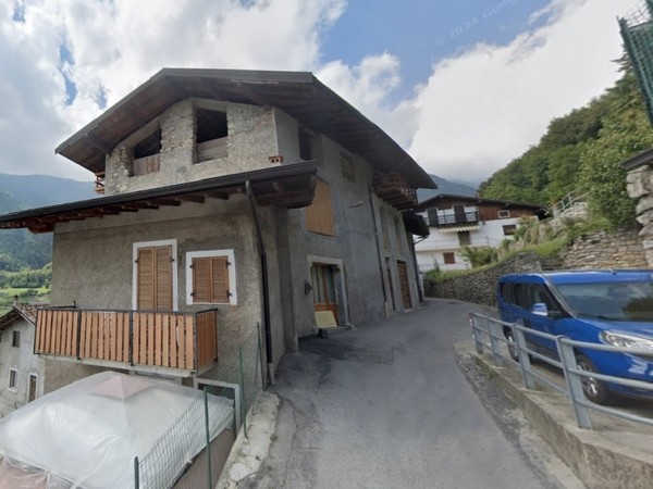 Rustico cielo-terra al grezzo con piccola vista-lago a Campi sopra Riva