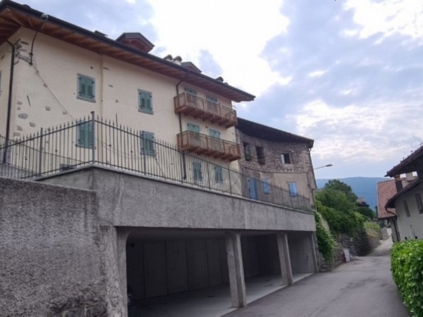 Casa con 4 appartamenti a Stenico, fra Dolomiti di Brenta e lago di Garda