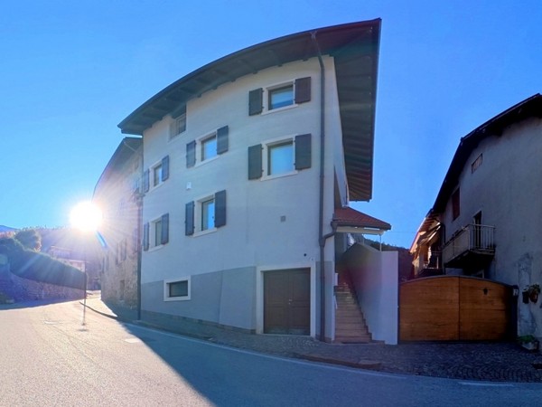 Cielo-terra con 2 unità abitative a Drena nell'alto Garda