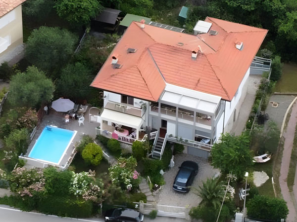 Villa con 3 appartamenti, piscina e bellissima vista-lago a Torbole