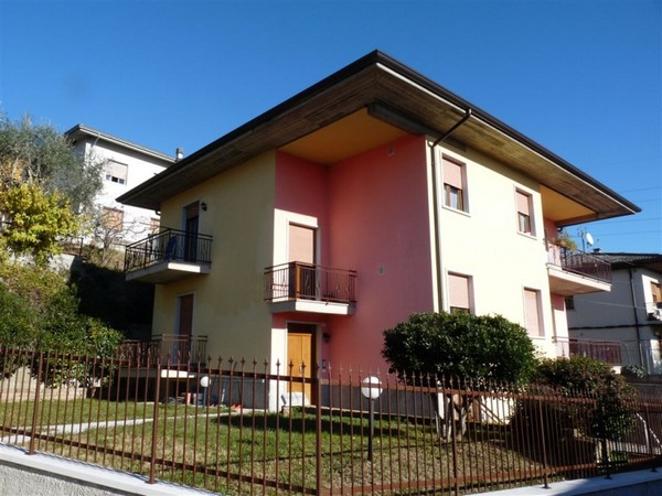 Villa con 2 appartamenti a Caprino Veronese