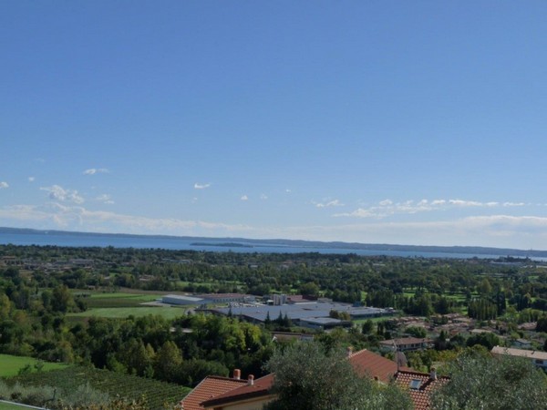 Terreno edificabile con splendida vista lago sul basso Garda