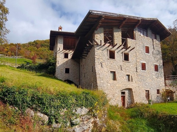 Antica costruzione in pietra al grezzo, con vista-lago a Calvola di Tenno