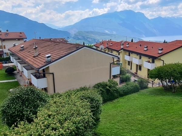 RH in Residence mit gem. Pool und Tennisplatz oberhalb von Riva