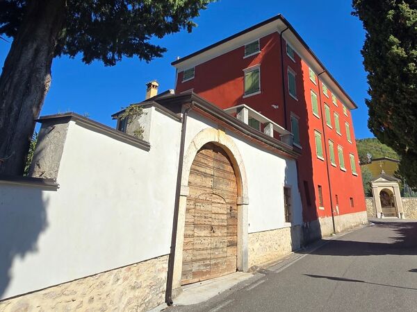 Renovierungsbedürftiges Rustico oberhalb von Garda