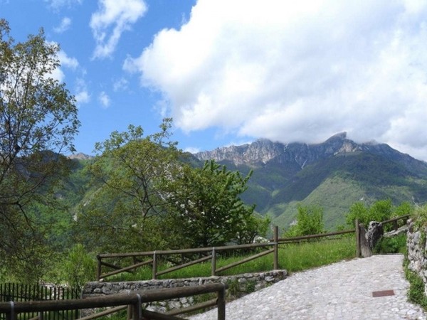 Antica costruzione in pietra al grezzo, con vista-lago a Calvola di Tenno - foto 2