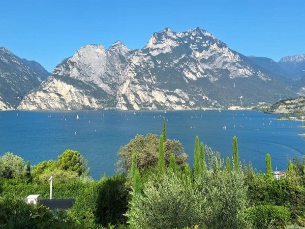 Villa con 3 appartamenti, piscina e bellissima vista-lago a Torbole - foto 9